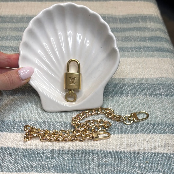 Louis Vuitton Authentic Lock and Key #322 with 16” Gold Link Necklace - Picture 1 of 5